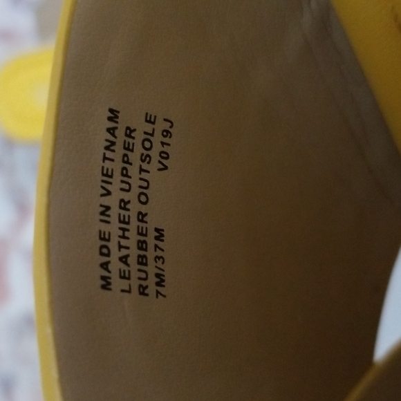 New Michael Kors Linden Croc-Embossed Sandals - Picture 8 of 13